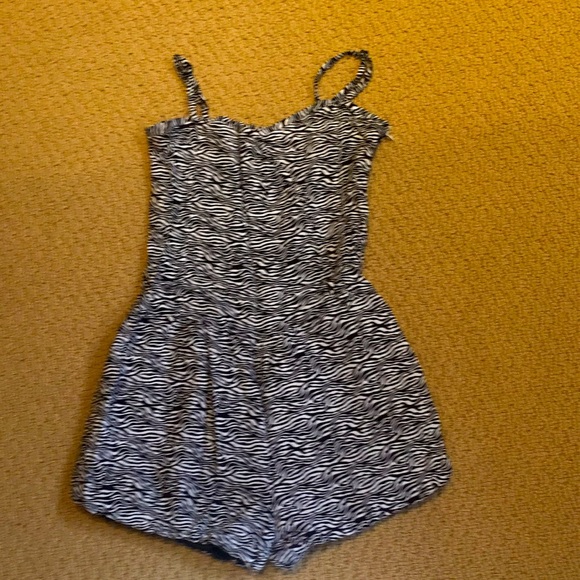 Romper size 10-12 zebra pattern - Picture 1 of 3
